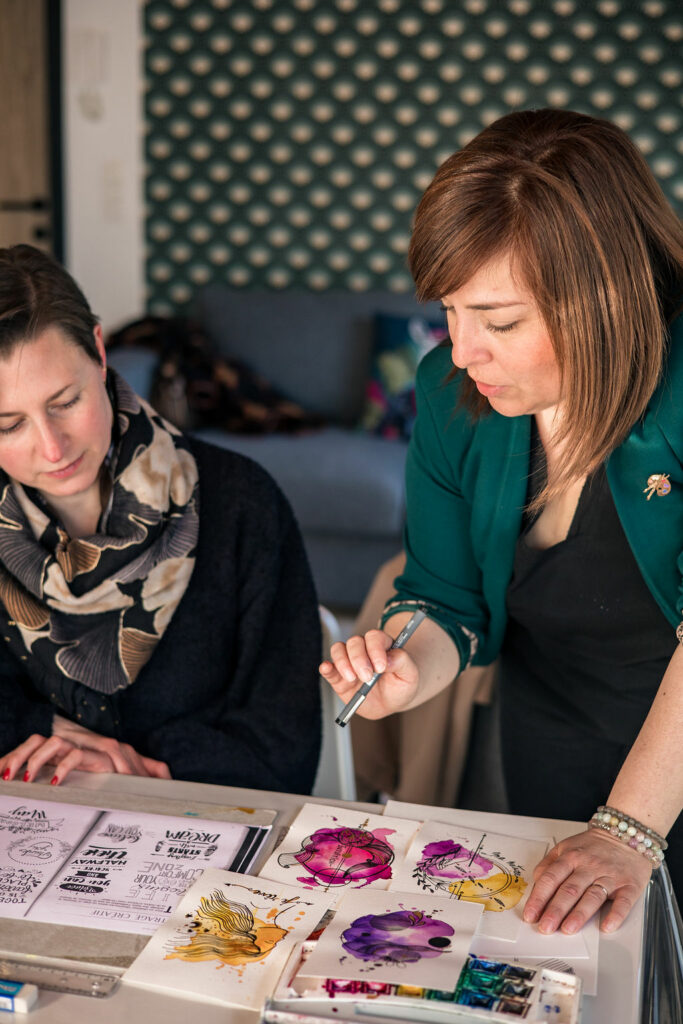 atelier en ligne peinture dessin Groupe de femmes partageant un moment créatif