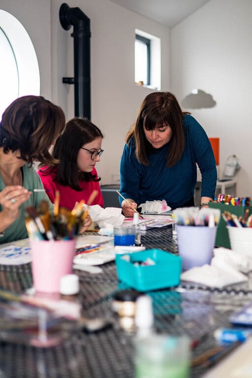 Thérèse-Marie Rossi donne un cours de dessin et de peinture à Mons