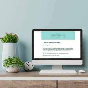 Ordinateur qui montre à l'écran la newsletter de thérèse-marie rossi