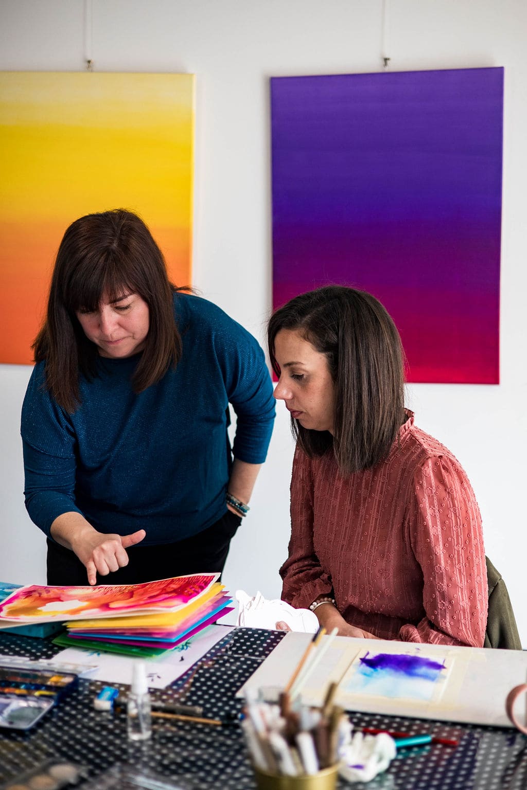 Thérèse-Marie qui montre un dessin à une accompagnée durant un coaching artistique