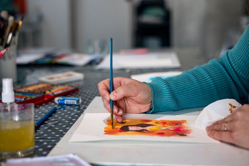 Therese-Marie-rossi qui peind une illustration