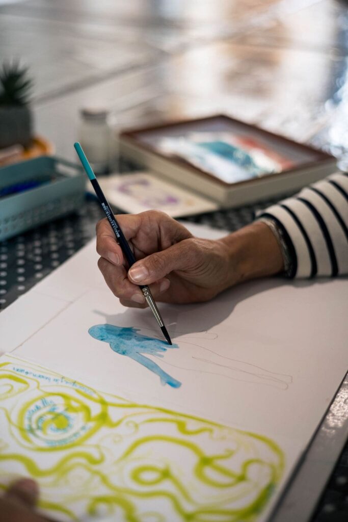 une dame entrain de faire de l'art-thérapie avec therese-marie rossi sur Mons